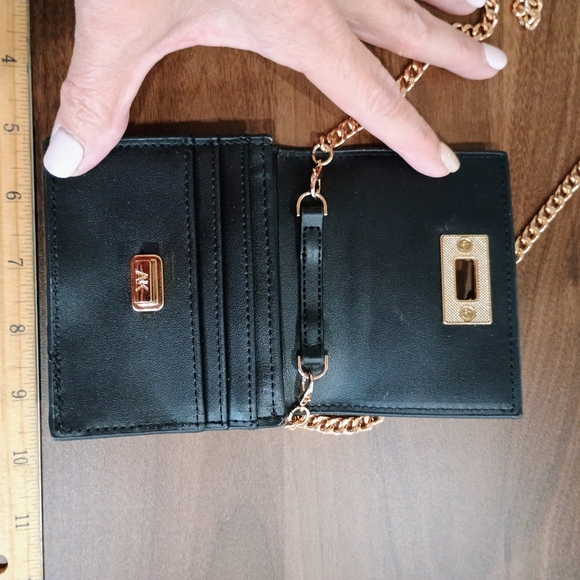 Elegant Crossbody Wallet - Picture 4 of 6